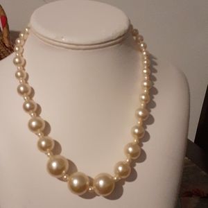 White pearl necklace choker